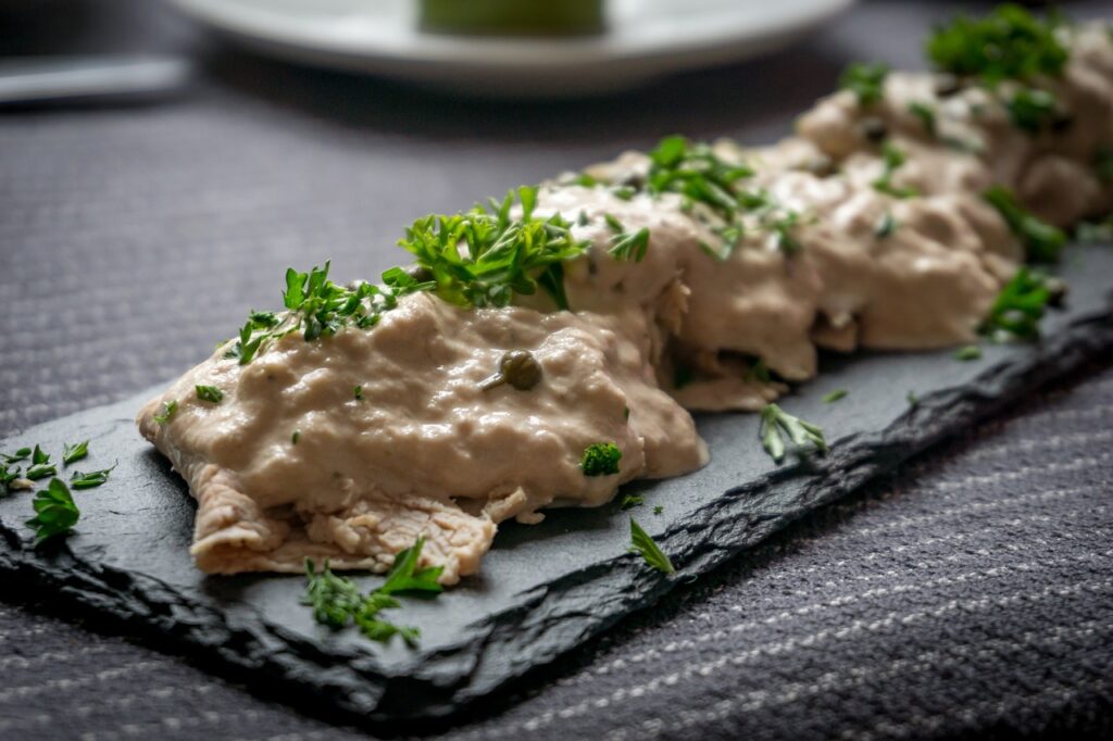 Il segreto per un vitello tonnato tenero e con una salsa perfetta