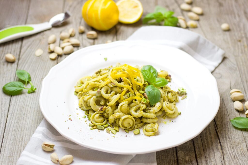 La ricetta della pasta con il pesto di pistacchi, cremosa e profumata